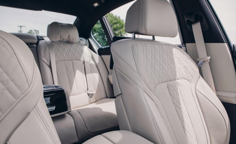 Интерьер BMW 745e xDrive M Sport (G11) 2019 года  (NA) (фото 25 из 32)